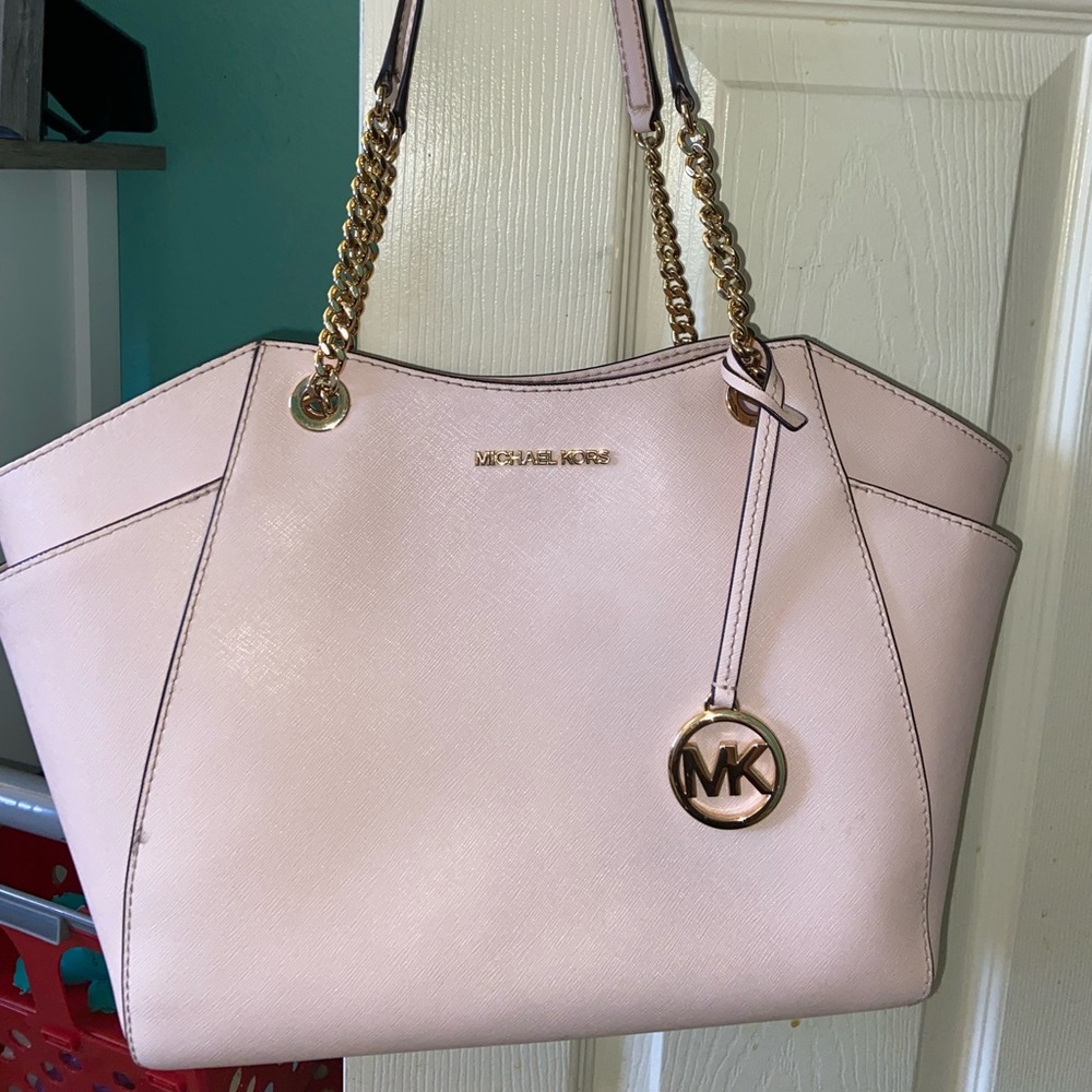 MICHAEL KORS (Powder Blush)
Jet Set Large Saffiano Leather Shoulder Bag